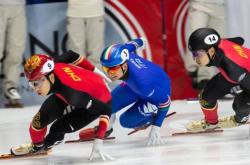 开云下载-短道速滑选手全速奔驰，领跑全场