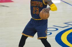 开云体育登录-勇士逆转广州队，詹姆斯统治全场的简单介绍