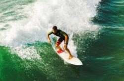 开云官方app入口-赛道风云，迈凯伦横扫红牛，阿隆索再现传奇高光