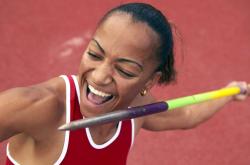 开云体育-赛道上的红蓝对决，塞恩斯火热状态助雷诺鏖战梅赛德斯王朝