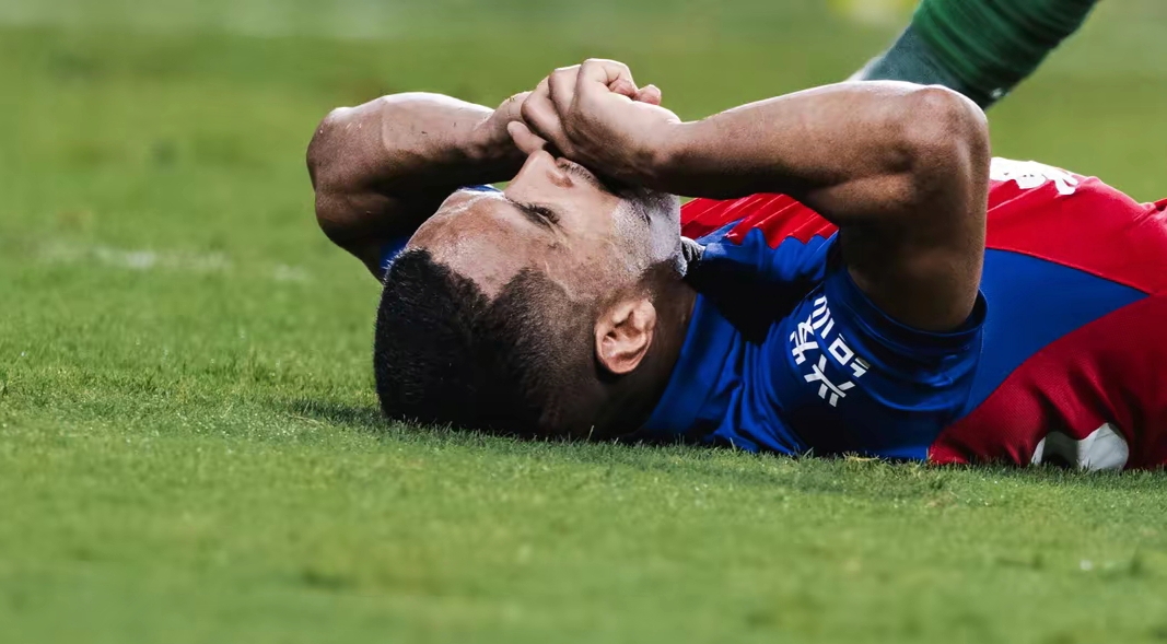 荷兰足球运动员受伤病困扰，备战受挑战