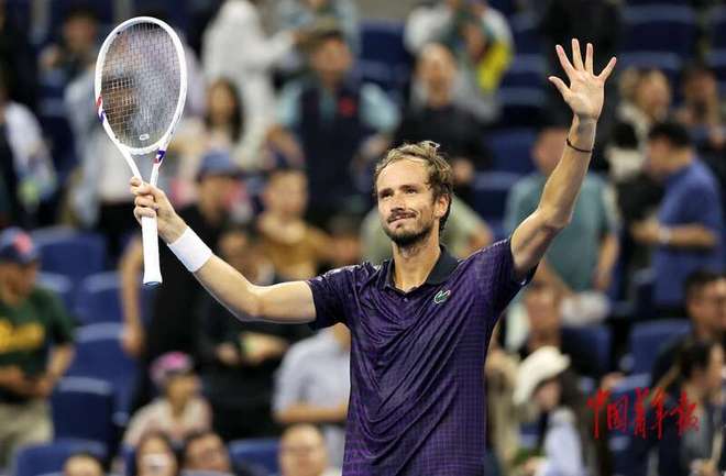 关于德国网球队逆转英国网球队，梅德韦杰夫制霸全场的信息