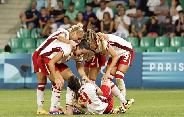 关于精彩绝伦！球场上的较量令人目不暇接的信息