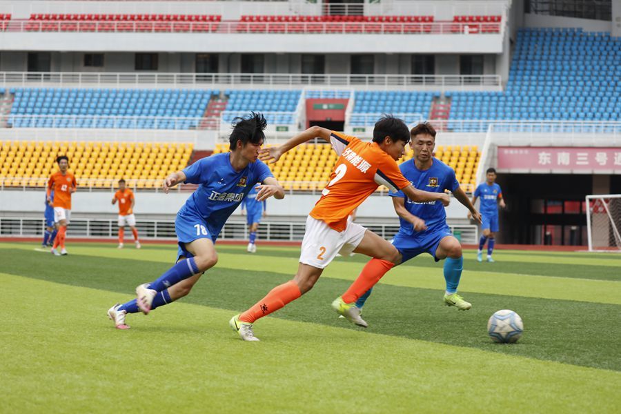 包含国内足球联赛：球队对决再掀激烈战火的词条