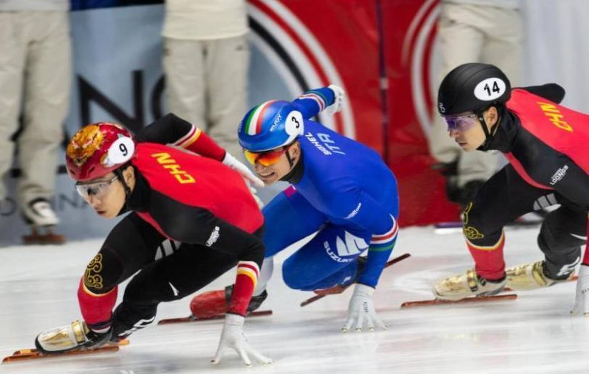 短道速滑选手全速奔驰，领跑全场