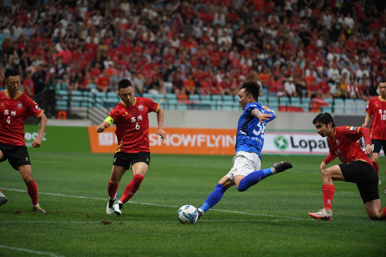 世界足坛巨星争锋之际，球场对决白热化