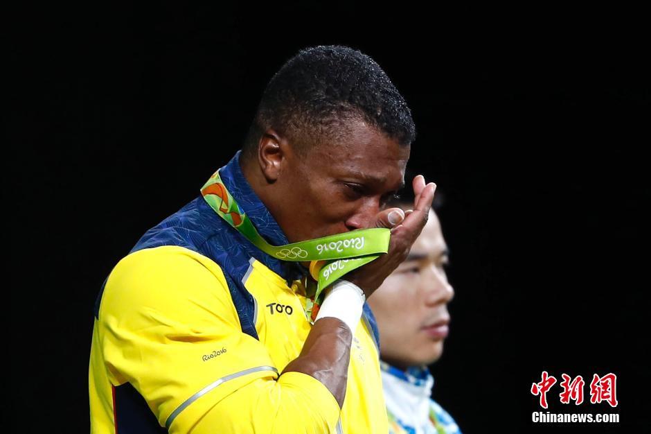 瑞士羽毛球选手速度惊人，摘金登顶