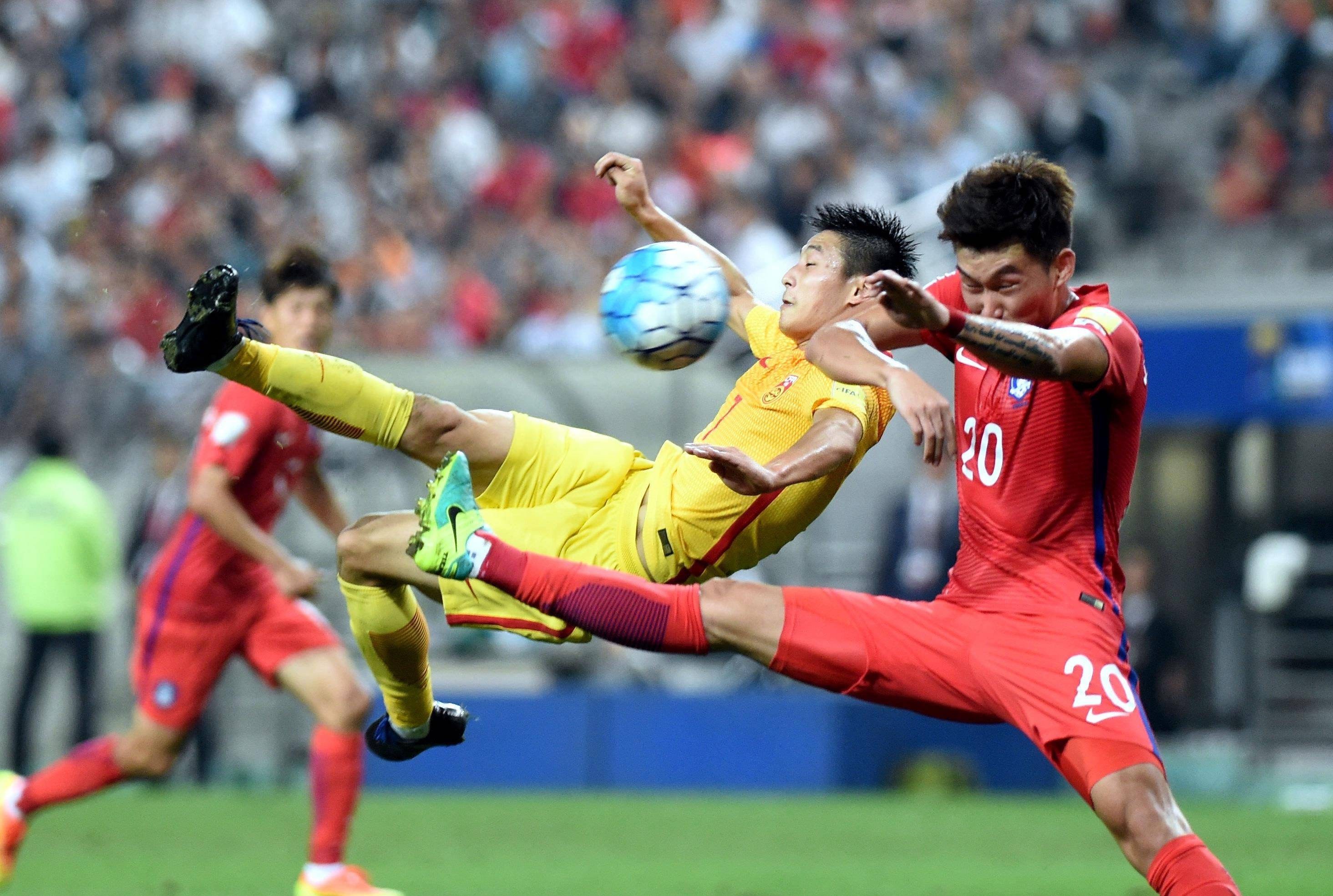 足球比赛现场球员飒爽英姿，球迷感受到赛场魅力的简单介绍