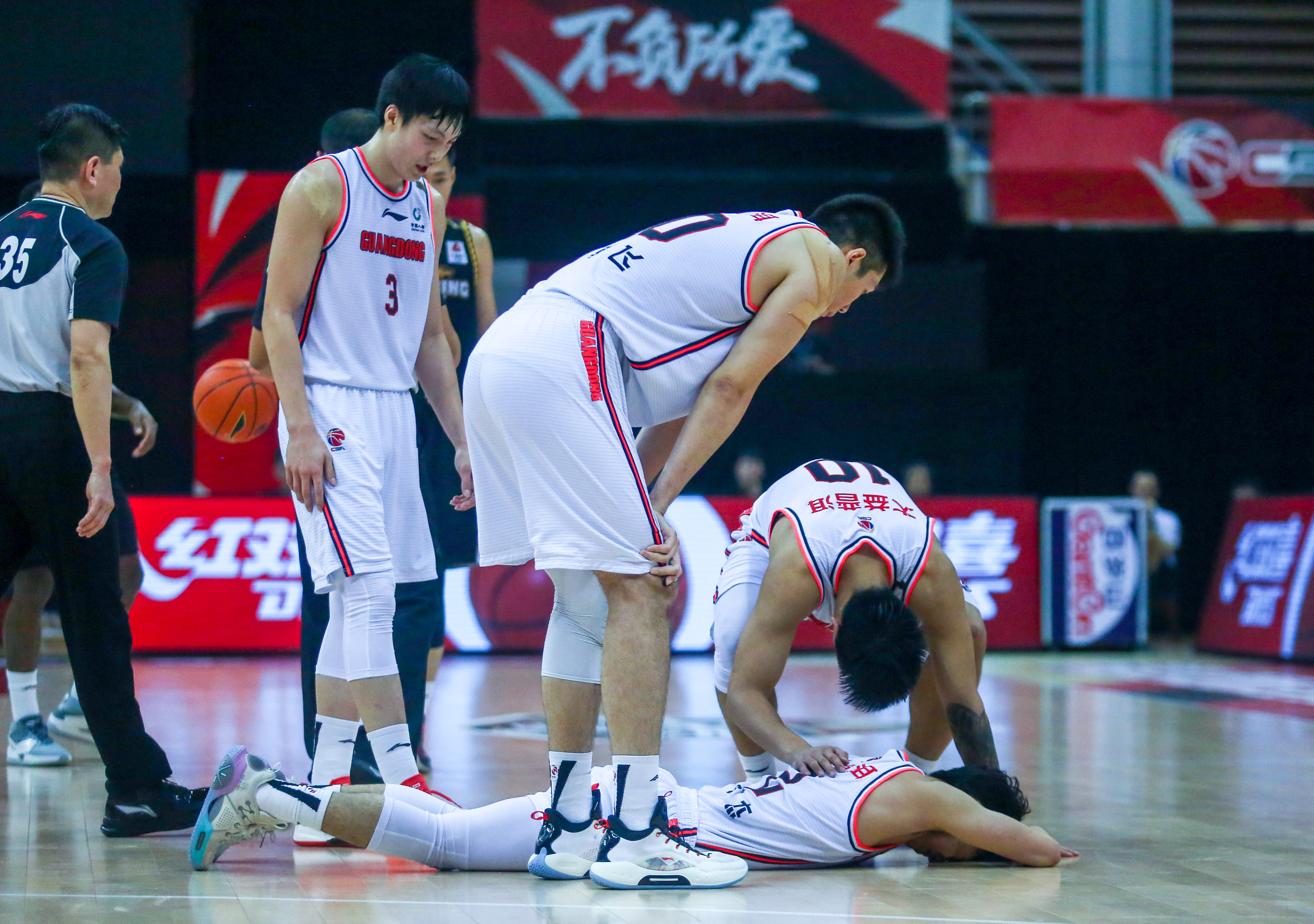 中场大将受伤待救治，球队备战冠军赛遇挑战的简单介绍