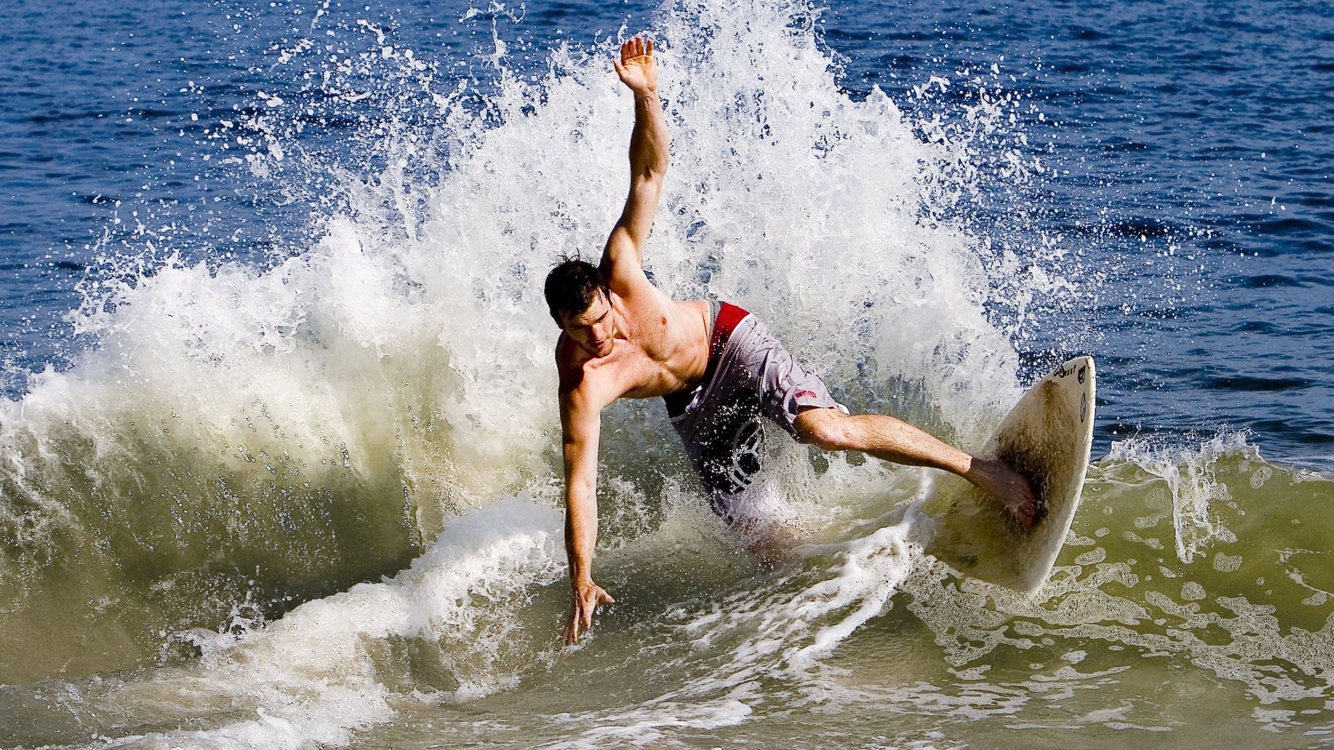 猛龙强势拿下辽宁队，浓眉在F1新赛季揭幕战接管比赛