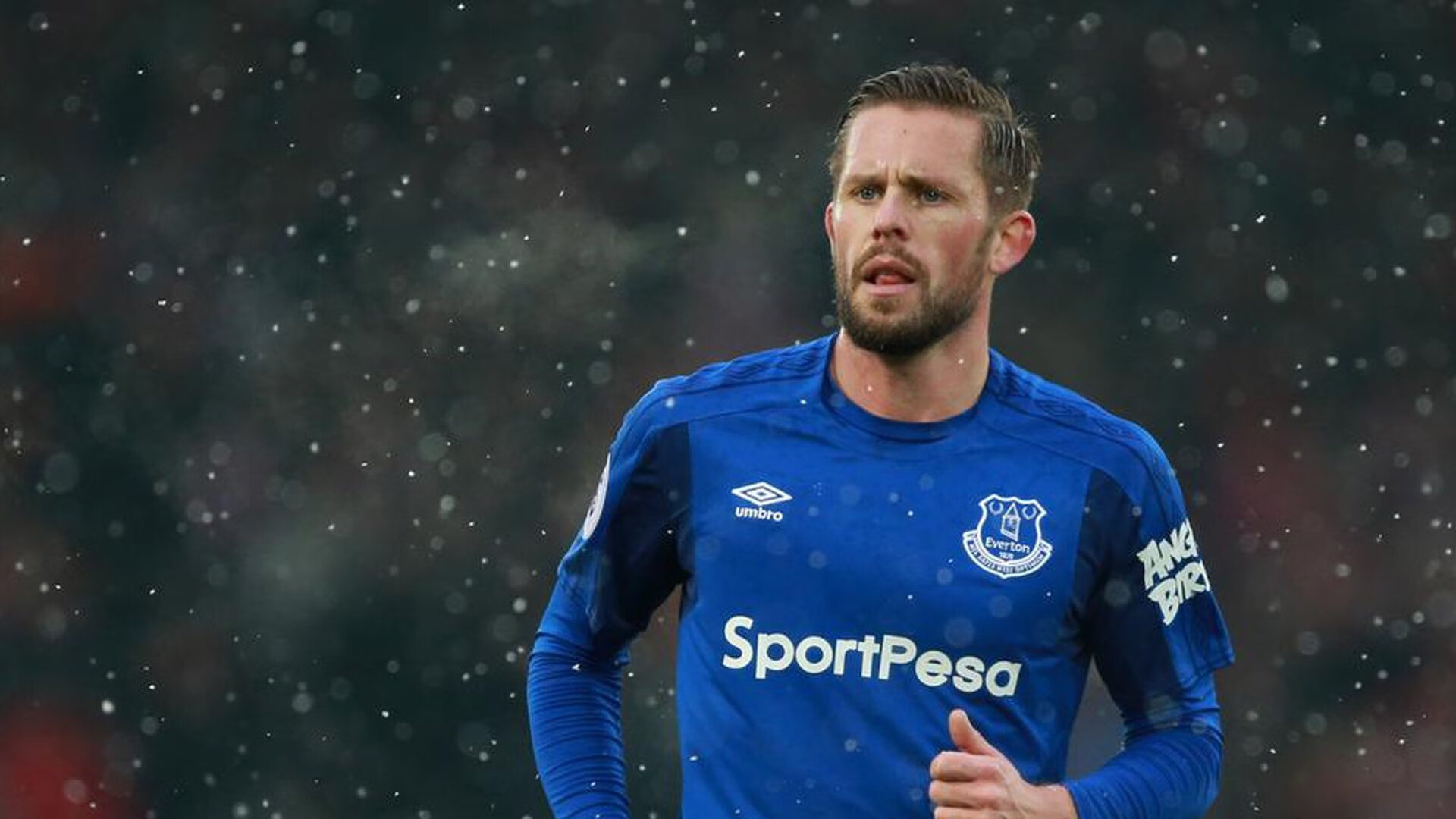 喀麦隆铁闸锁死枪手，阿尔瓦雷斯全程高能导演战术胜利