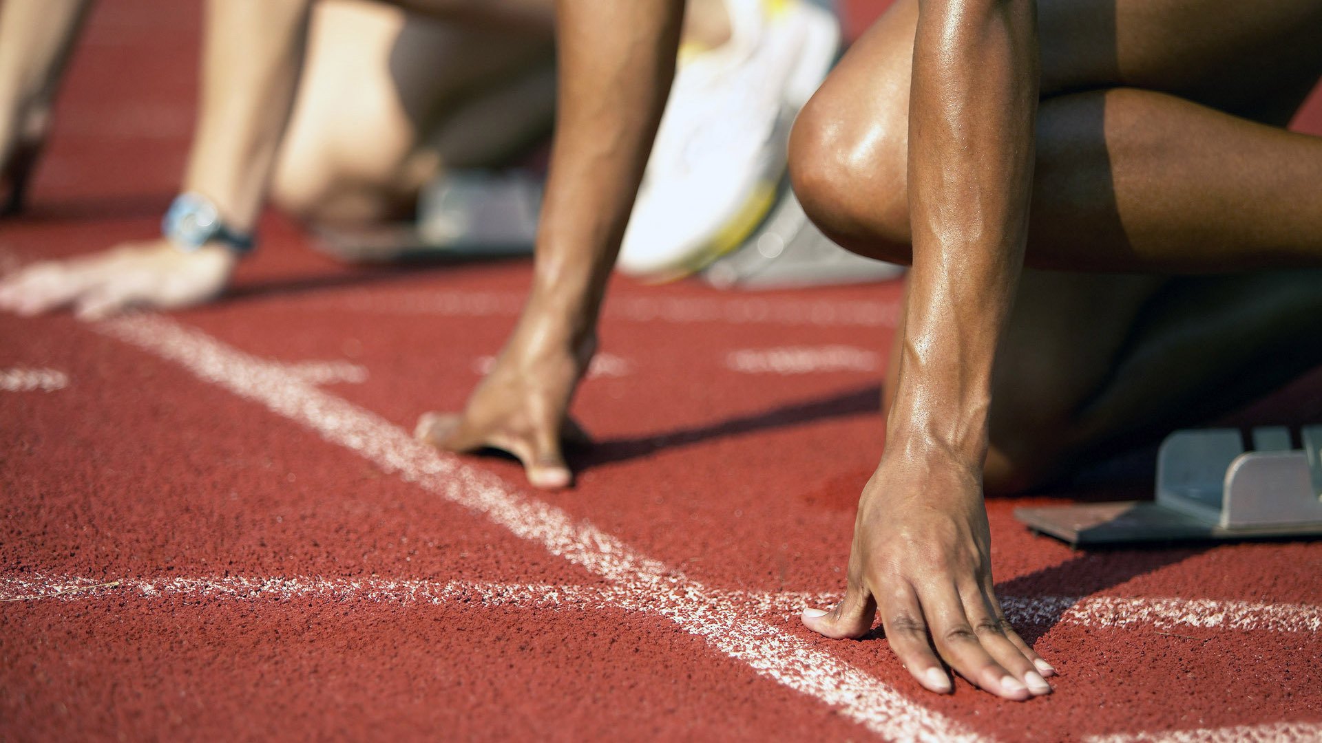 极速与坚韧，F1新赛季揭幕战与公牛逆转马刺的双重启示